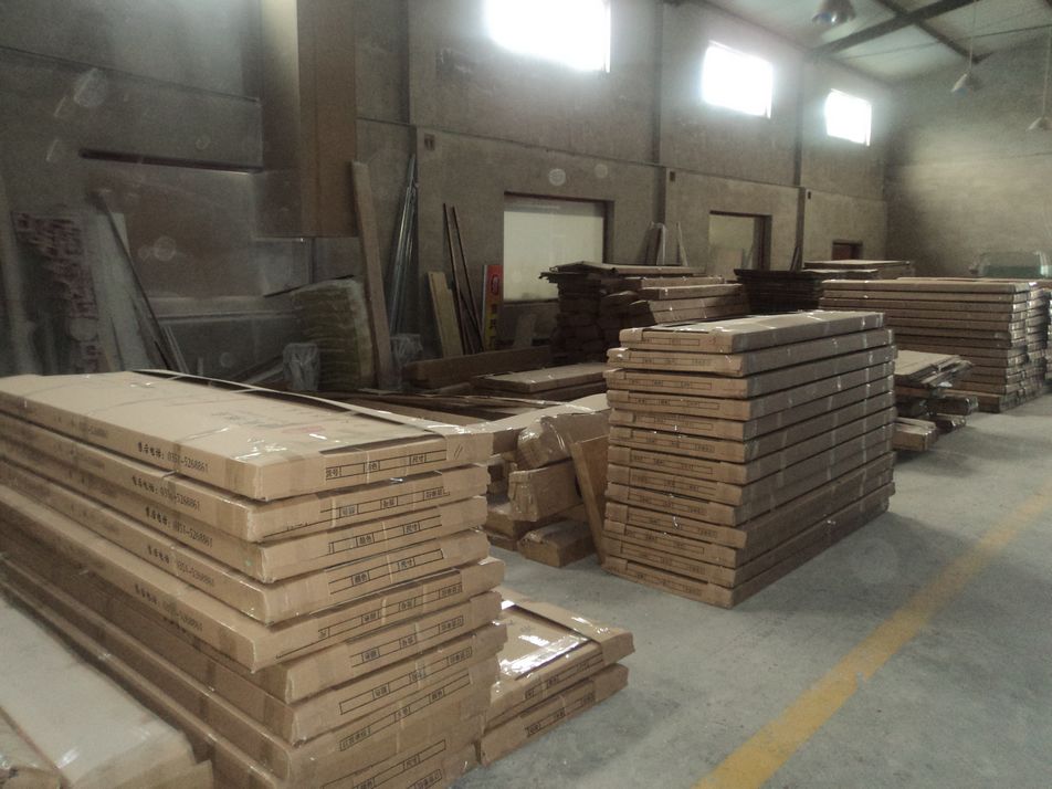 厂区一角 家具零配件的销售与流转